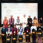 मुख्यमंत्री पुष्कर सिंह धामी ने टॉपर छात्र – छात्राओं के दल को  “भारत दर्शन शैक्षिक भ्रमण” पर रवाना किया